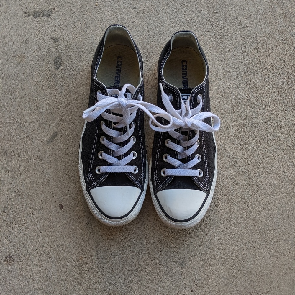 Barely worn Black Converse 💕💕